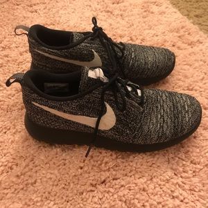 Nike Knit Roshe Sneakers